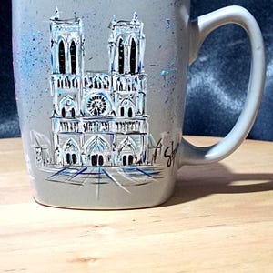Ceramic mug decorated by hand with sketches of Paris monuments, a souvenir from Paris, a unique gift from France