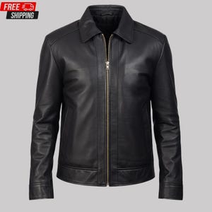 Può includere: Giacca in pelle nera con collo e chiusura a zip integrale. La giacca ha maniche lunghe e due tasche laterali. L'immagine include anche una piccola grafica con le parole "FREE SHIPPING".