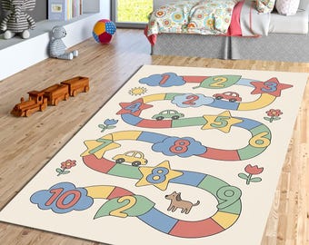 Puede incluir: Una colorida alfombra de juego para niños con un diseño de tablero de juego. La alfombra presenta números, estrellas, nubes, coches, flores y un perro. Los números están en una variedad de colores, incluyendo rojo, amarillo, verde y azul. La alfombra está sobre un fondo beige claro.