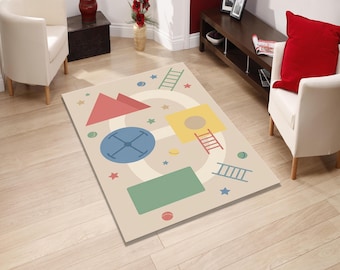 Puede incluir: Una alfombra beige con un diseño geométrico colorido. La alfombra presenta formas como triángulos, cuadrados, círculos y escaleras en rojo, amarillo, azul y verde. La alfombra está colocada sobre un suelo de madera clara.