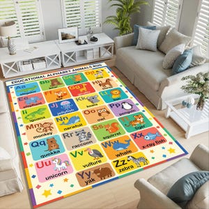 Könnte beinhalten: Ein rechteckiger, lehrreicher Teppich mit Alphabet und Tierillustrationen. Jeder Buchstabe hat ein zugehöriges Tier, wie "Aa Alligator" und "Zz Zebra". Der Teppich hat einen cremefarbenen Hintergrund mit bunten Quadraten und Sternen.