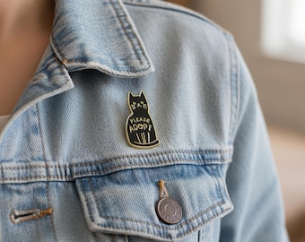 Please Adopt Cat Pin – goud en zwart geëmailleerde reversspeld voor dierenliefhebbers