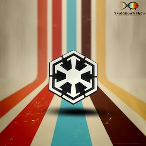 Könnte beinhalten: Ein schwarz-weißes Symbol mit sechseckiger Form, das einem Stern ähnelt, vor einem bunten gestreiften Hintergrund. Das Symbol ist das Logo des Galaktischen Imperiums aus Star Wars.
