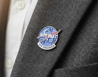 Pin «No está plano, lo comprobamos» – Pin de solapa esmaltado de ciencia divertida