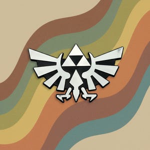 Puede incluir: Un emblema en blanco y negro que representa un pájaro estilizado con las alas extendidas y un triángulo en la parte superior. El emblema está sobre un fondo de rayas onduladas en tonos marrones, naranjas, amarillos, verdes y azules.