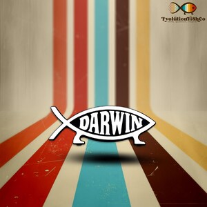 Op de afbeelding: Een witte visvormige afbeelding met het woord "DARWIN" in zwarte letters. De afbeelding staat tegen een retro achtergrond van verticale strepen in rood, oranje, blauw en bruin. Het Evolution Fish Co. logo staat rechtsboven.