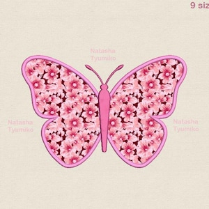 Op de afbeelding: Roze vlinder borduurontwerp met een bloemenpatroon. De vlinder heeft een roze omtrek en is gevuld met een patroon van kleine roze bloemen.