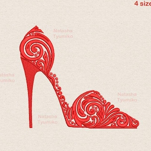 Peut inclure: Chaussure à talon haut rouge brodée avec des motifs floraux complexes. La chaussure est disponible en quatre tailles. Natasha Tyumiko.