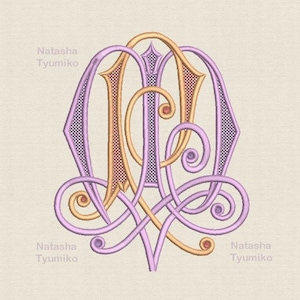 Può includere: Design monogramma ricamato in lavanda, oro e arancione. Le lettere intrecciate sono circondate da volute decorative e il testo "Natasha Tyumiko" è ripetuto. L'angolo in alto a destra riporta il testo "Tyumiko 10 taglie".