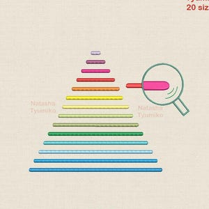 Könnte beinhalten: Ein farbenfrohes Regenbogen-Pyramiden-Design mit einer Lupe, die eine rosa Linie hervorhebt. Das Design ist mit "Natasha Tyumiko" und "Tyumiko 20 Größen" beschriftet.