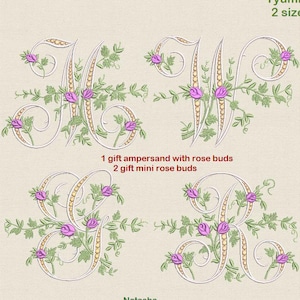 Peut inclure: Lettres de l'alphabet brodées avec des boutons de roses et des vignes. Les lettres sont "M", "W", "&" et "R".