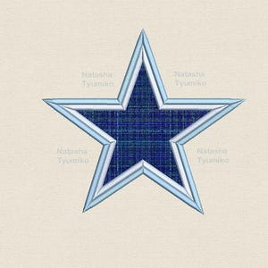 Op de afbeelding: Geborduurd sterontwerp in marineblauw en lichtblauw, met een getextureerd midden. De ster is omlijnd in lichtblauw en wit, tegen een neutrale achtergrond. Tekst bovenaan luidt "Tyumiko 8 maten".