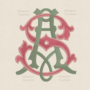Puede incluir: Diseño de monograma bordado con las letras "AS" en un estilo decorativo. El diseño utiliza hilo verde y rosa, con el texto "Natasha Tyumiko" repetido en los bordes y "Tyumiko 7 tamaños" en la parte superior.