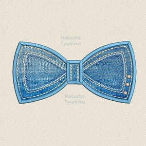 Puede incluir: Una pajarita de mezclilla azul con costuras blancas y tres pequeños adornos dorados. La pajarita está bordada con el texto "Natasha Tyumiko" y "Tyumiko 4 sizes".