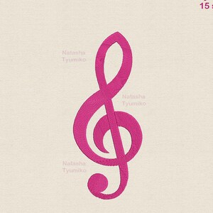 以下が含まれることがあります： ベージュの背景に、マゼンタ色のト音記号の刺繍デザイン。 音楽のシンボルが中央に配置されています。 右上には「Tyumiko 15 sizes」の文字。 画像には「Natasha Tyumiko」の文字が繰り返されています。