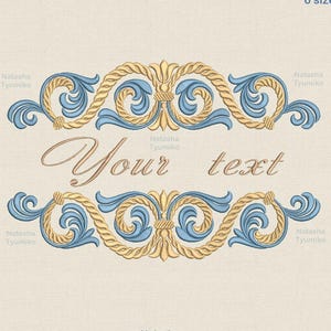 Op de afbeelding: Een geborduurd ontwerp met een gouden touwachtige rand en blauwe bloemaccenten. De tekst "Your text" is in een cursief lettertype. Het ontwerp staat op een beige achtergrond. De afbeelding bevat ook de tekst "Tyumiko 6 sizes".