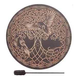 Può includere: Un tamburo rotondo marrone scuro con un dettagliato design dorato dell'albero della vita celtico, con uccelli. Il tamburo include una bacchetta nera con una testa sfocata. Il design è intricato e simmetrico, con un focus sulla natura e la mitologia.
