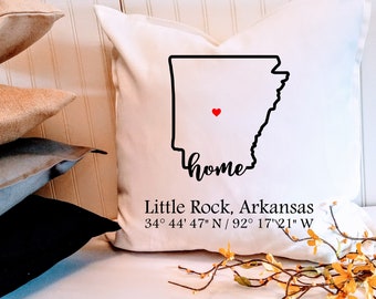 Arkansas Home 18 of 20 inch aangepaste kussensloop, kies je stad en coördinaten, housewarmingcadeau, cadeau makelaar, cadeau gastvrouw