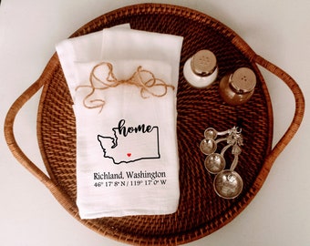 Ściereczka kuchenna Washington Home Custom Coordinates Flour Sack, Wybierz współrzędne miasta, Prezent na parapetówkę, Prezent dla gospodyni, Prezent dla klienta pośrednika w obrocie nieruchomościami