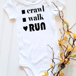 Crawl Walk Run Runners Body de bebé Body infantil de corredor Regalo de baby shower Traje de body de bebé del día de la carrera, Ideas de regalos de baby shower imagen 1