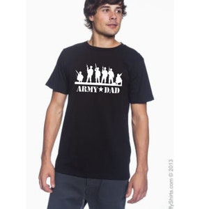 Może przedstawiać: Czarny T-shirt z białym nadrukiem przedstawiającym szereg żołnierzy i napis "Army Dad".