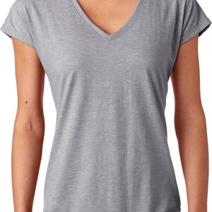 K&ouml;nnte beinhalten: Ein hellgraues T-Shirt mit kurzen &Auml;rmeln und V-Ausschnitt in lockerer Passform.