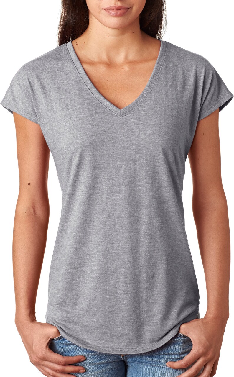 K&ouml;nnte beinhalten: Ein hellgraues T-Shirt mit kurzen &Auml;rmeln und V-Ausschnitt in lockerer Passform.