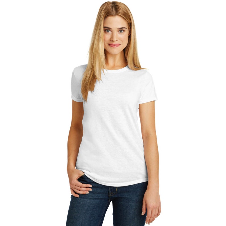 K&ouml;nnte beinhalten: Ein wei&szlig;es T-Shirt mit kurzen &Auml;rmeln und Rundhalsausschnitt.
