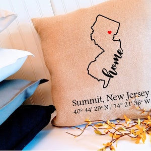 Funda de almohada personalizada de New Jersey Home de 45 o 50 cm. Elige tu ciudad y coordenadas. Regalo de inauguración de la casa, regalo para anfitrionas y regalo para clientes de agentes inmobiliarios.