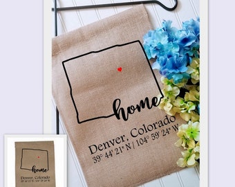 Bandera de jardín personalizada con coordenadas de Colorado: decoración de jardín de arpillera personalizada con latitud y longitud. Elige tus colores.