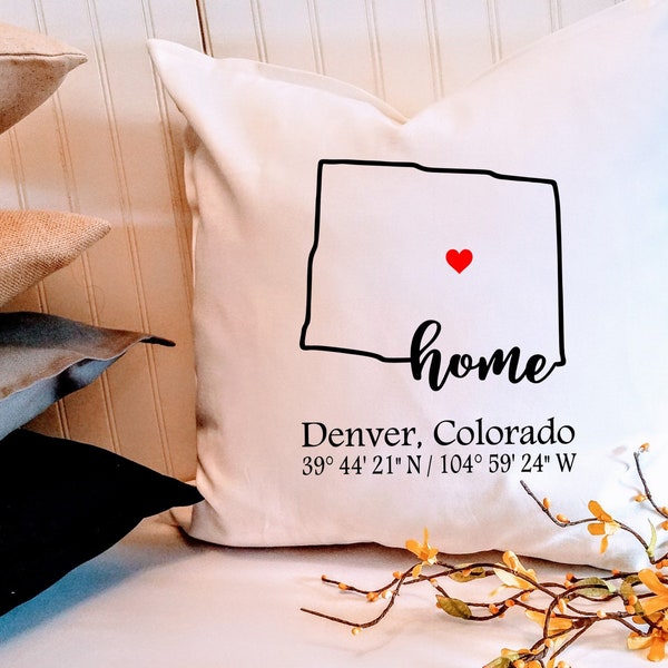Colorado Home 18" o 20" Copertura per cuscino personalizzata, Scegli la tua città e le tue coordinate, regalo di inaugurazione della casa, regalo Hostess, regalo cliente agente immobiliare