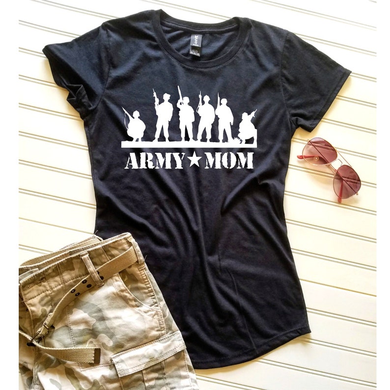 K&ouml;nnte beinhalten: Schwarzes T-Shirt mit einer wei&szlig;en Silhouette von Soldaten und dem Aufdruck "ARMY MOM" auf der Vorderseite.