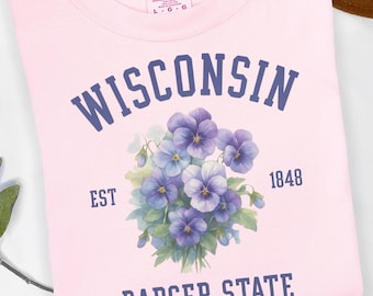 Camiseta con colores cómodos del estado de Wisconsin Badger, camiseta con gráfico floral del estado, regalo para el hogar del Medio Oeste, recuerdo de campamento, idea para el Día de la Madre