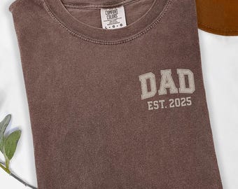 Dad Est 2025 Comfort Colors Shirt Cool New Dad Gift for Expectant Fathers Hospital Reveal Tee Fatherhood Announcement Shirt Papa Tee