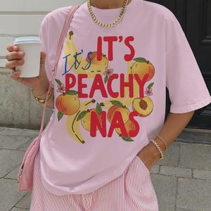 Its Peachy Graphic Tee, Fun Fruit T-Shirt, Summer Casual Outfit, Cute Graphic Top, Trendy Streetwear, Peach Banana Shirt