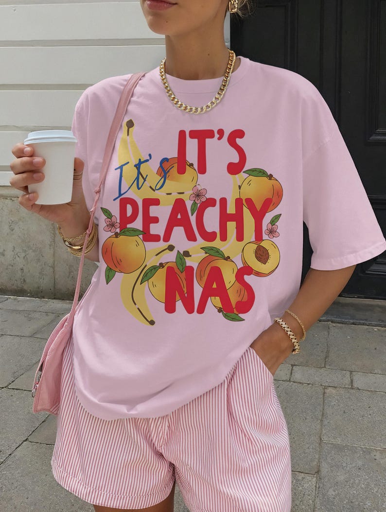 Its Peachy Graphic Tee, Fun Fruit T-Shirt, Summer Casual Outfit, Cute Graphic Top, Trendy Streetwear, Peach Banana Shirt