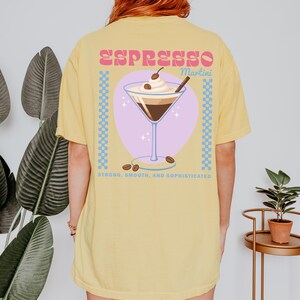 Koszulka Espresso Martini w Kolorach Komfortowych Koszulka Martini Prezent dla Niej Miłośniczki Kawy Prezent Modny Prezent dla Najlepszego Barmana Klubu Koktajlowego Zabawna Koszulka zdjęcie 2