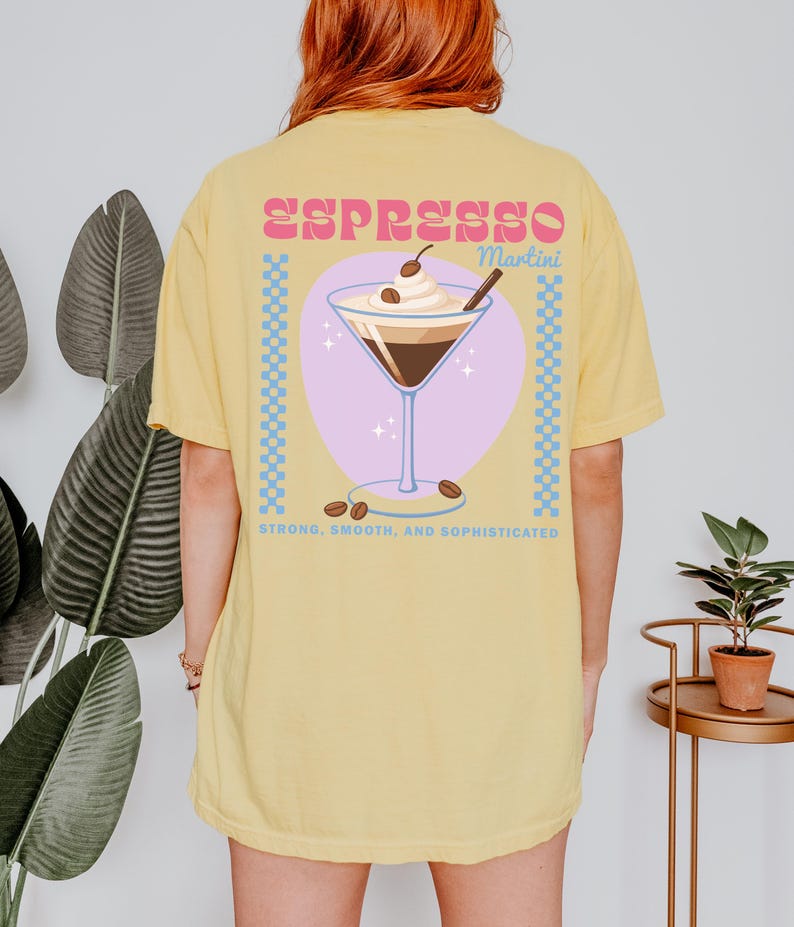 Koszulka Espresso Martini w Kolorach Komfortowych Koszulka Martini Prezent dla Niej Miłośniczki Kawy Prezent Modny Prezent dla Najlepszego Barmana Klubu Koktajlowego Zabawna Koszulka zdjęcie 2