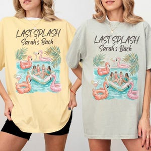 Puede incluir: Dos camisetas de gran tamaño, una amarilla mantequilla y otra verde bahía, con un gráfico de fiesta en la piscina. El diseño incluye una escena de piscina con flotadores de flamenco, hojas de palmera y el texto "LAST SPLASH Sarah's Bach".