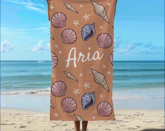 Toalla de playa personalizada con conchas marinas y nombre personalizado, toalla de arena costera, manta de piscina de verano, regalo para despedida de soltera o dama de honor para amantes de la playa.