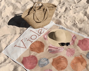 Toalla de playa personalizada con conchas marinas y nombre personalizado, manta de arena costera, regalo de verano para damas de honor, amantes de las vacaciones, la piscina y el océano.