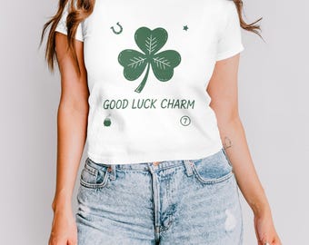 Good Luck Charm Shamrock Baby Tee St. Patrick's Day Crop Top Y2K Ierse Outfit Lucky Clover Grafisch Shirt Cadeau