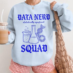 Puede incluir: Un letrero de madera rústica con el texto "Welcome to our home" en letras blancas. El letrero presenta un acabado envejecido, ideal para la decoración de la entrada.