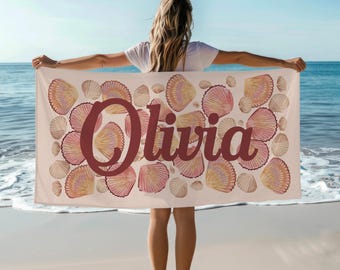Asciugamano da spiaggia personalizzato con conchiglia, regalo con nome personalizzato per le sue damigelle d'onore, asciugamano da bagno oversize con motivo costiero, regalo per crociera in piscina estiva