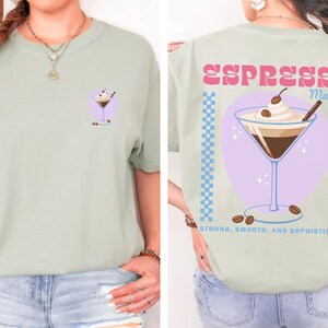 Koszulka Espresso Martini w Kolorach Komfortowych Koszulka Martini Prezent dla Niej Miłośniczki Kawy Prezent Modny Prezent dla Najlepszego Barmana Klubu Koktajlowego Zabawna Koszulka zdjęcie 4