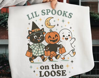 Felpa di Halloween Lil Spooks, maglietta con zucca e gatto fantasma, maglietta retrò autunnale "Dolcetto o scherzetto", maglietta per la stagione spettrale, regalo carino per gli amanti dei gatti