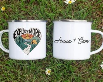 Personalisierte Paare Camping Becher für Paare Kundenspezifische Emaillebecher mit Namen Natur Lagerfeuer Geschenk für Wanderer Outdoor-Liebhaber oder Hochzeiten