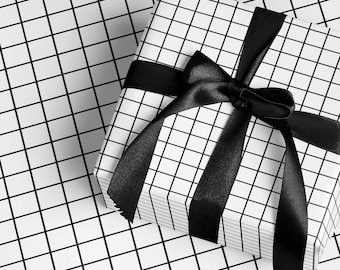 Rollo de papel de regalo moderno con cuadrícula en blanco y negro, hojas de regalo minimalistas de lujo, embalaje premium para fiestas, presentación decorativa navideña.