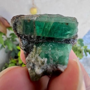 17 gram - Natuurlijke berylvariëteit smaragdkristallen met mica - Chitral, Pakistan