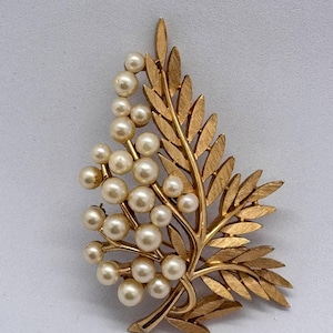 Vintage Trifari Brooch in a Beautiful Black and Gold with